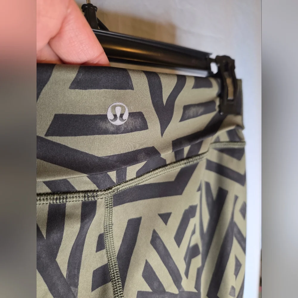 Lululemon Wunder Under Pant Luxtreme (Roll Down) in Chevron Green/Black